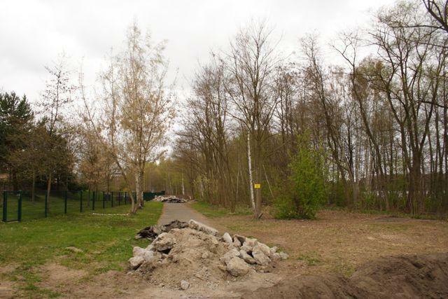 Aufgebrochener Mauerweg - Erdwall als Begrenzung